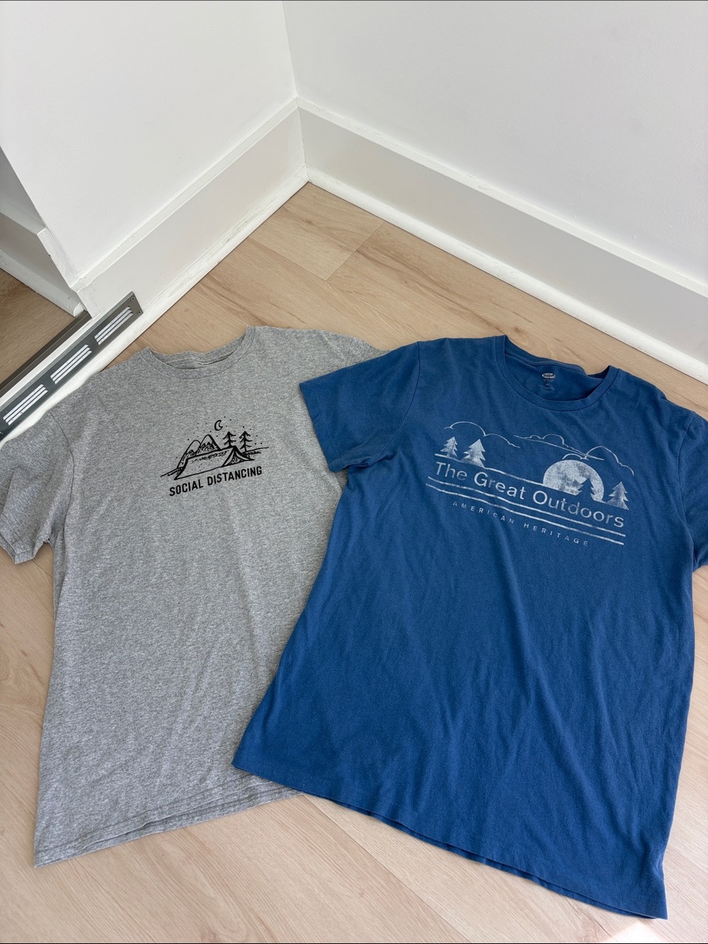 2 large men’s tee shirts